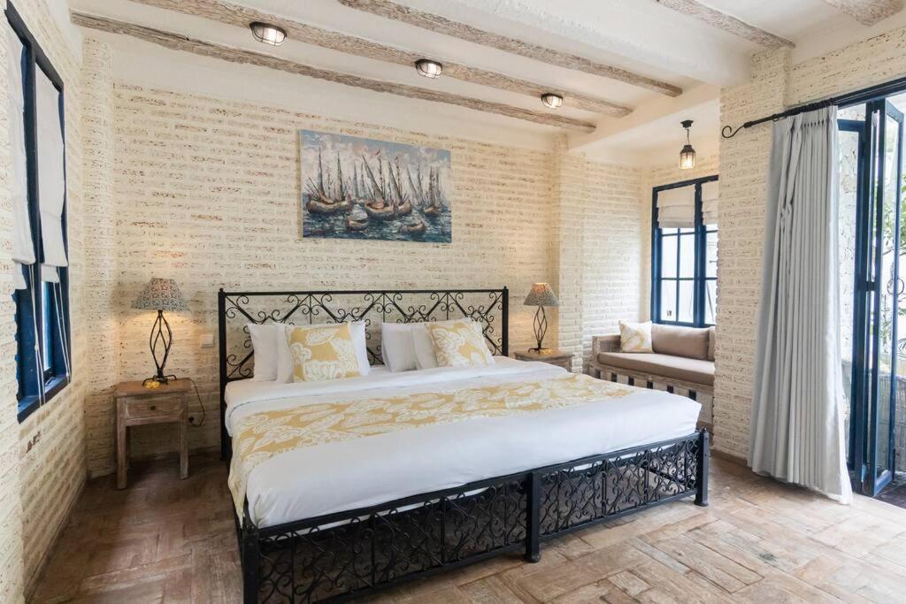 Tyche - Luxury In Near Villa