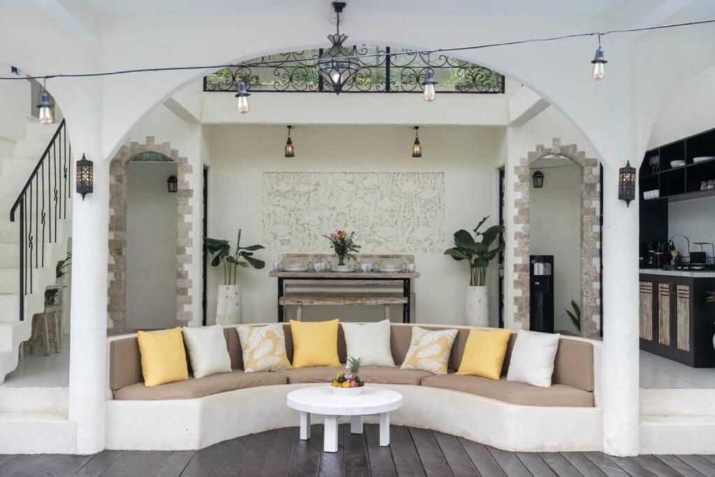 Tyche - Luxury In Near Villa